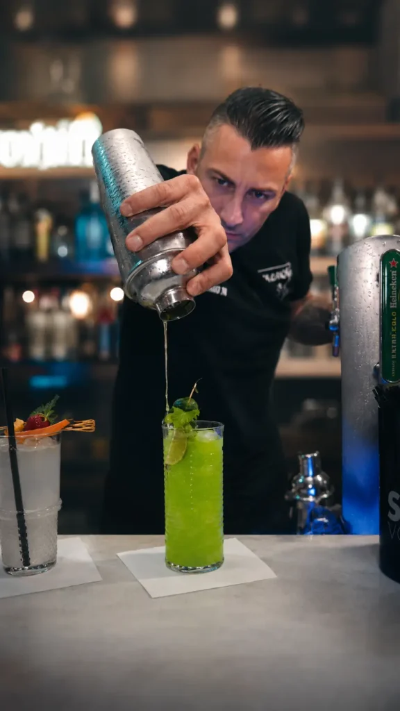 Bartender del Blu Cafè Gallipoli mentre prepara un cocktail al bancone del locale
