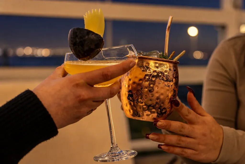 Brindisi con due cocktail durante una serata al Blu Café di Gallipoli